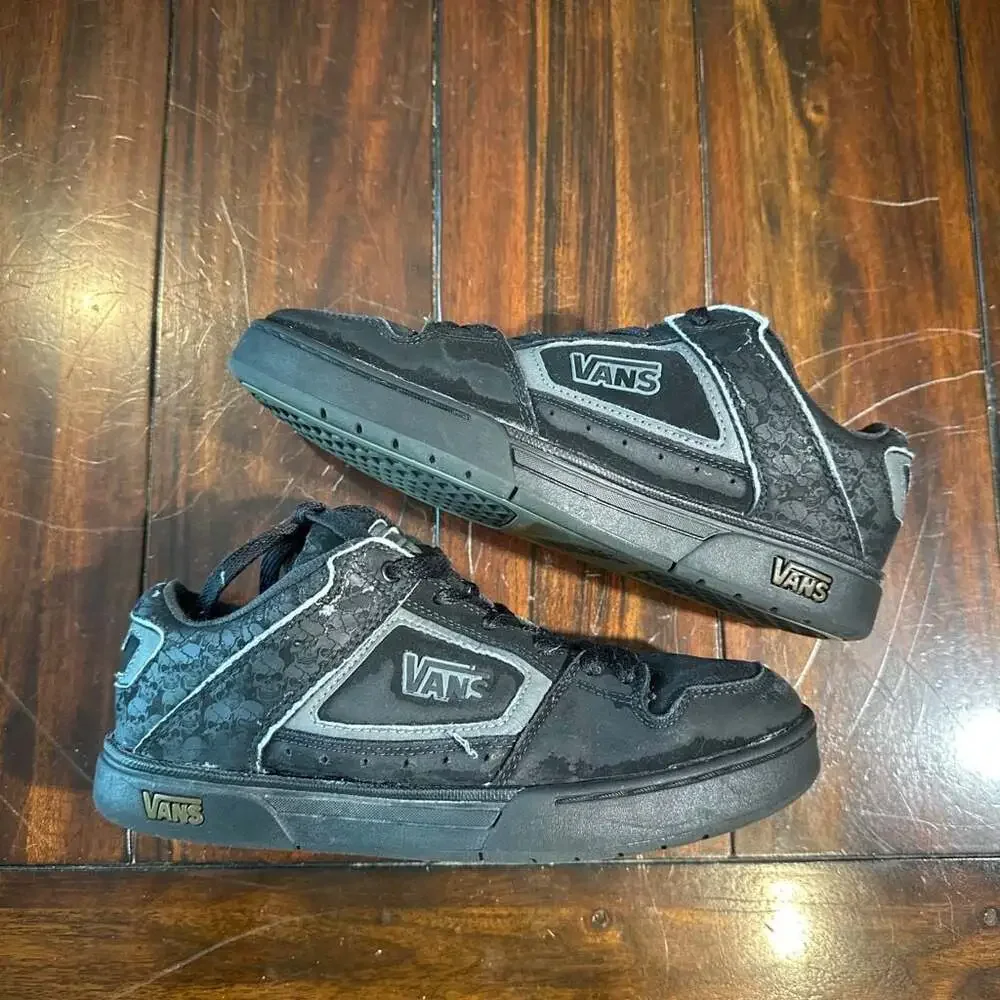 Vintage Vans Skateboarding Low-Top Sneakers Black with Skull Pattern Details
